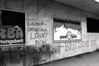 Image of sheet 19810530 photo 28: Ladendiebstahl lohnt sich. Graffiti an der Kernstrasse im Kreis 4. Plakat Pizol Park. 
H-Blocks Britische KZ's 
Sprayereien Zürich 1981