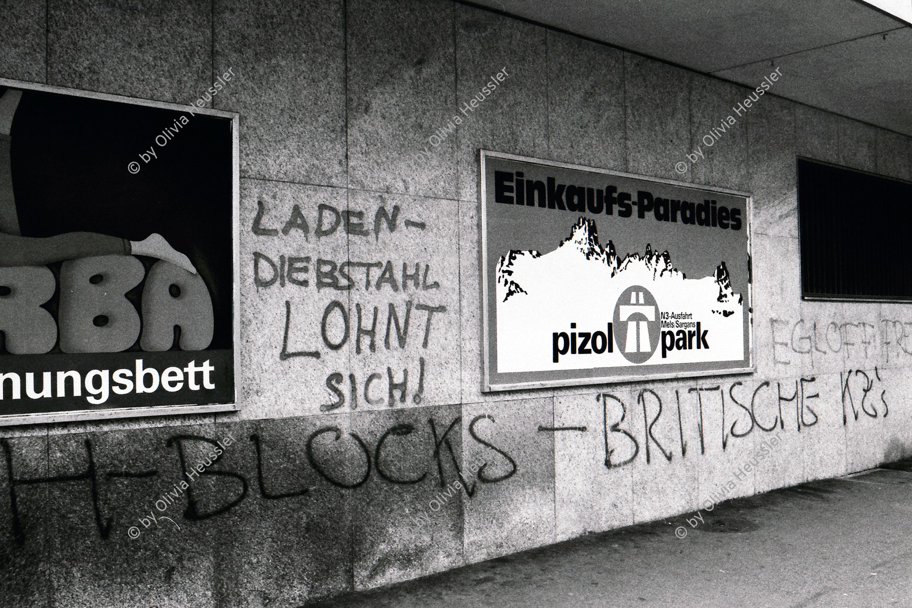 Image of sheet 19810530 photo 28: Ladendiebstahl lohnt sich. Graffiti an der Kernstrasse im Kreis 4. Plakat Pizol Park. 
H-Blocks Britische KZ's 
Sprayereien Zürich 1981