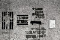 Image of sheet 19810530 photo 29: Graffiti an der Kernstrasse  Kreis 4. 
Hungerstreik gegen die Isolationshaft  
Banken stützen Nazi Folterer in Türkei 
Flyer: Was macht ihr, ihr wunschlos unglücklichen?
Zürich 1981
House of European History, Brussels