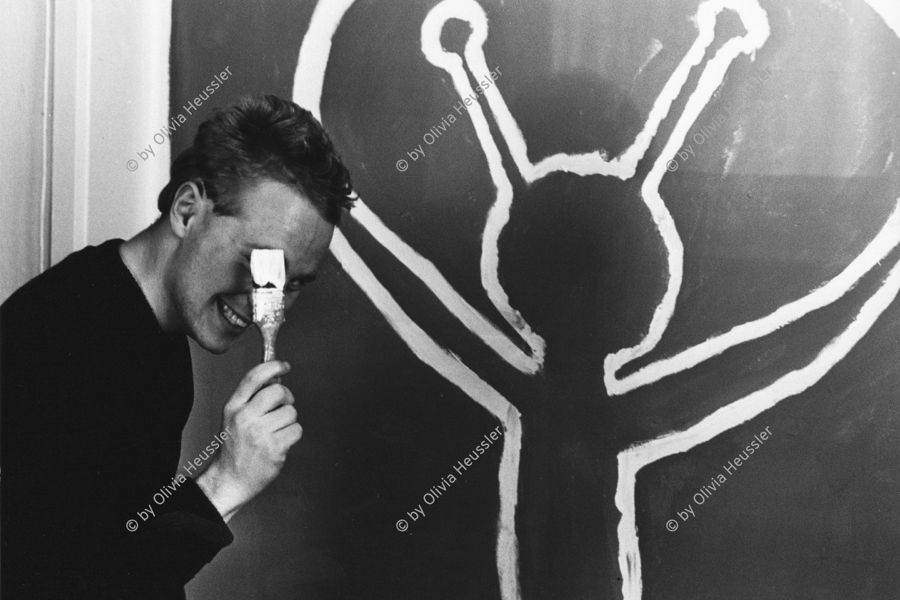 Image of sheet 19810550 photo 4: Der junge Kunstmaler und Künstler Christoph Herzog mit einem Pinsel vor dem Gesicht,  Zürich 1981.
√art swiss  Graffiti artist young