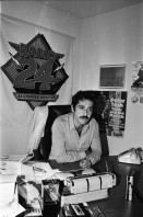 Image of sheet 19810560 photo 15: Roger Schawinski während einem Interview in der Redaktion von Radio 24, Zürich 1981.
