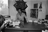 Image of sheet 19810560 photo 6: Roger Schawinski während einem Interview in der Redaktion von Radio 24, Zürich 1981.