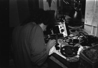 Image of sheet 19810571 photo 1: Christoph Schuler während Film Produktion Super 8 Hamburger Film. Weinbergstrasse 84 Flasche. Filmspuhlen liegen überall umher
Zürich 1981