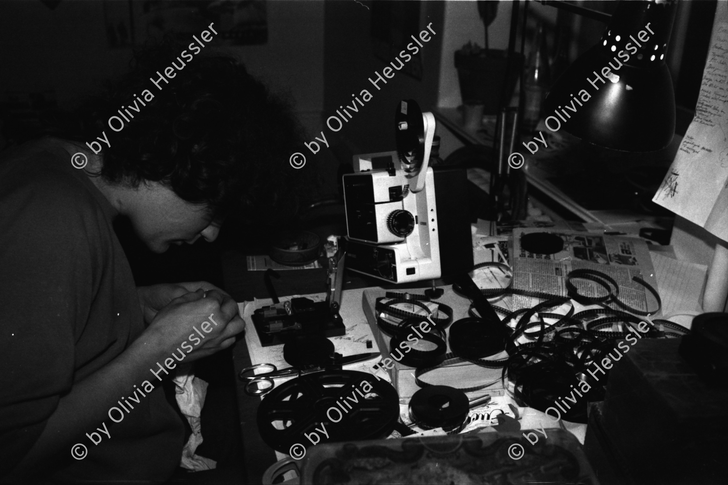 Image of sheet 19810571 photo 15: Christoph Schuler während Film Produktion Super 8 Hamburger Film. Weinbergstrasse 84 Flasche. Filmspuhlen liegen überall umher Zürich 1981