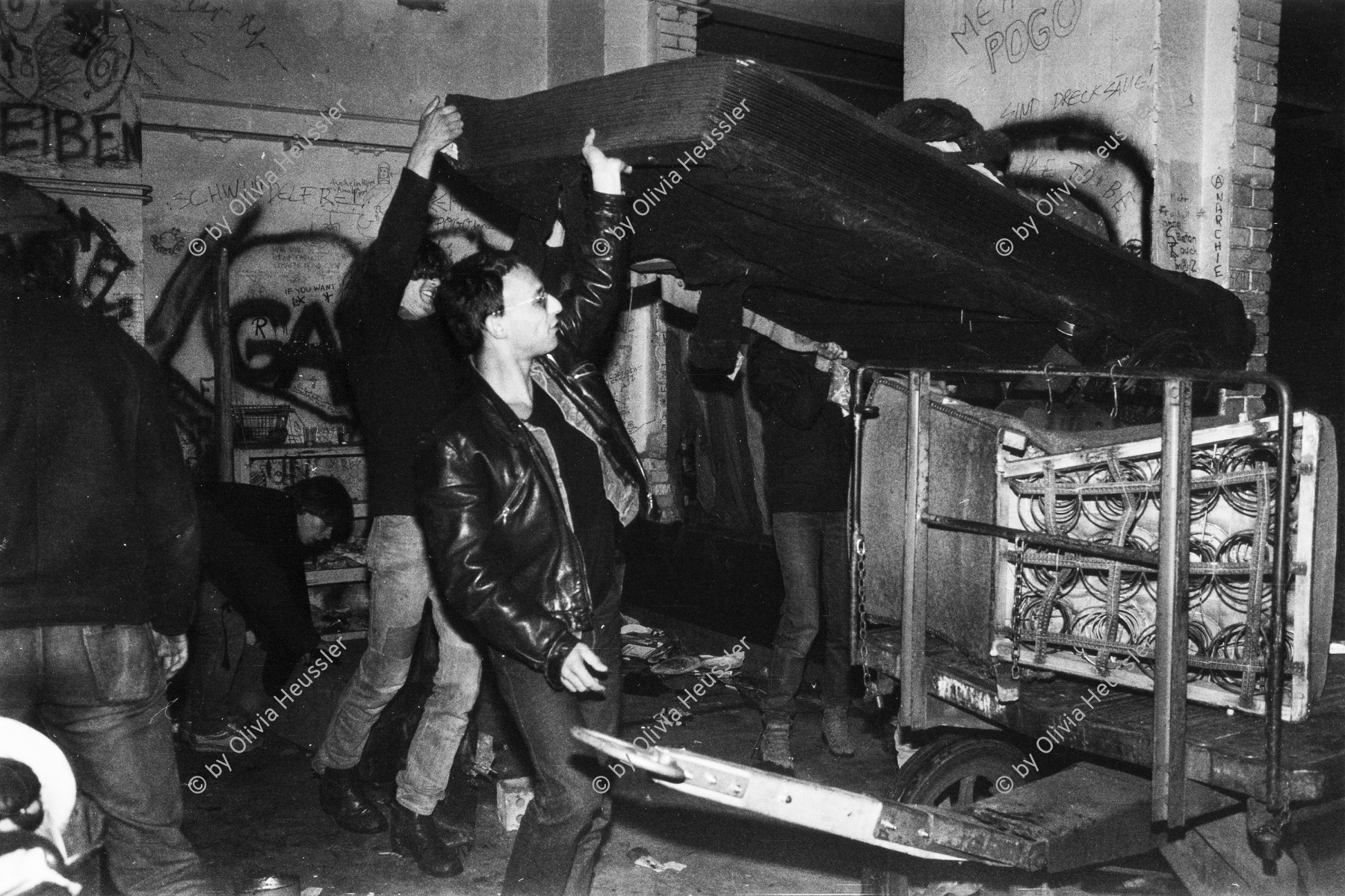 Image of sheet 19810571 photo 19: Dominik Schaub an einer Putzaktion im AJZ.
Im AJZ Autonomen Jugendzentrum.
Jugendbwegung Youth movement Zürich 1981 √