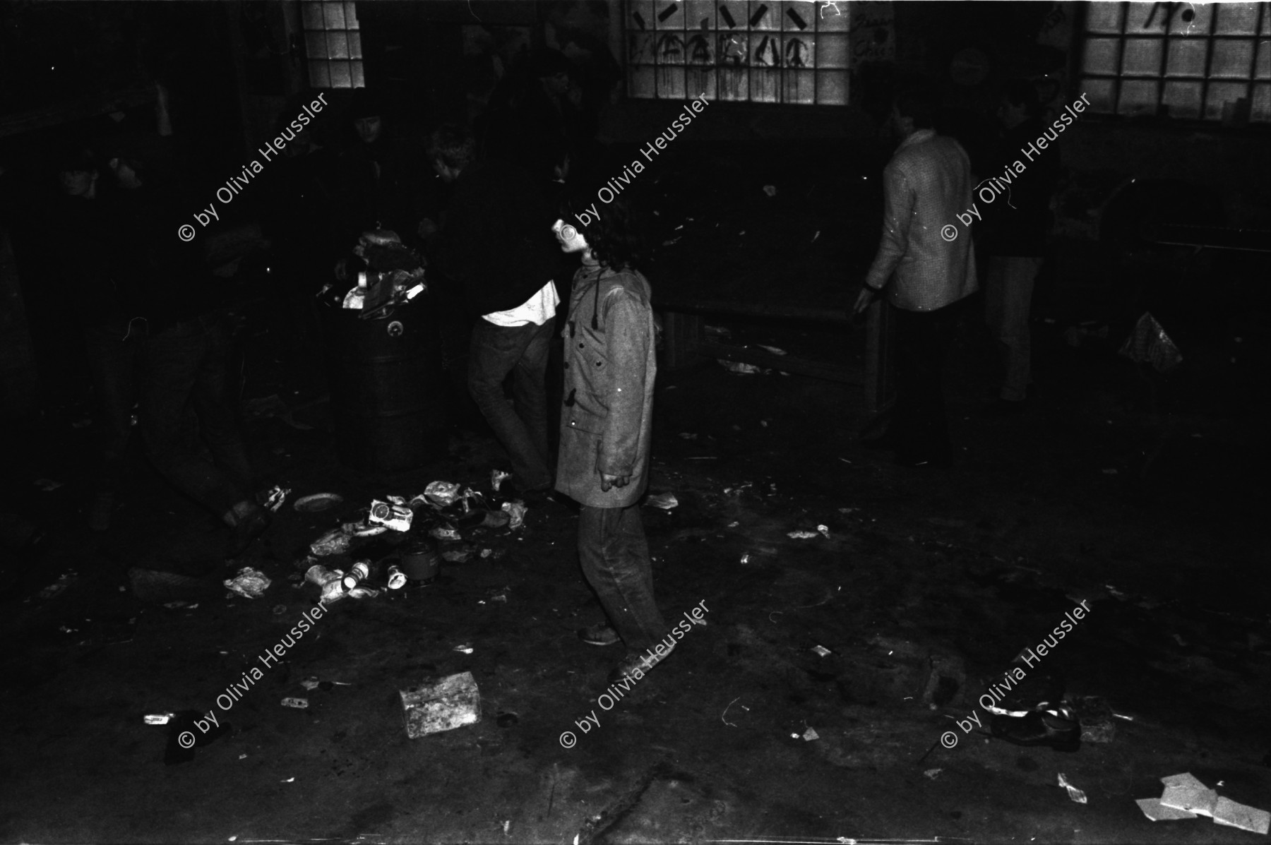 Image of sheet 19810571 photo 23: Aufräumungsarbeiten im AJZ Autonomen Jugendzentrum. Jugendbwegung Youth movement Zürich 1981 √ Matthias Bürcher