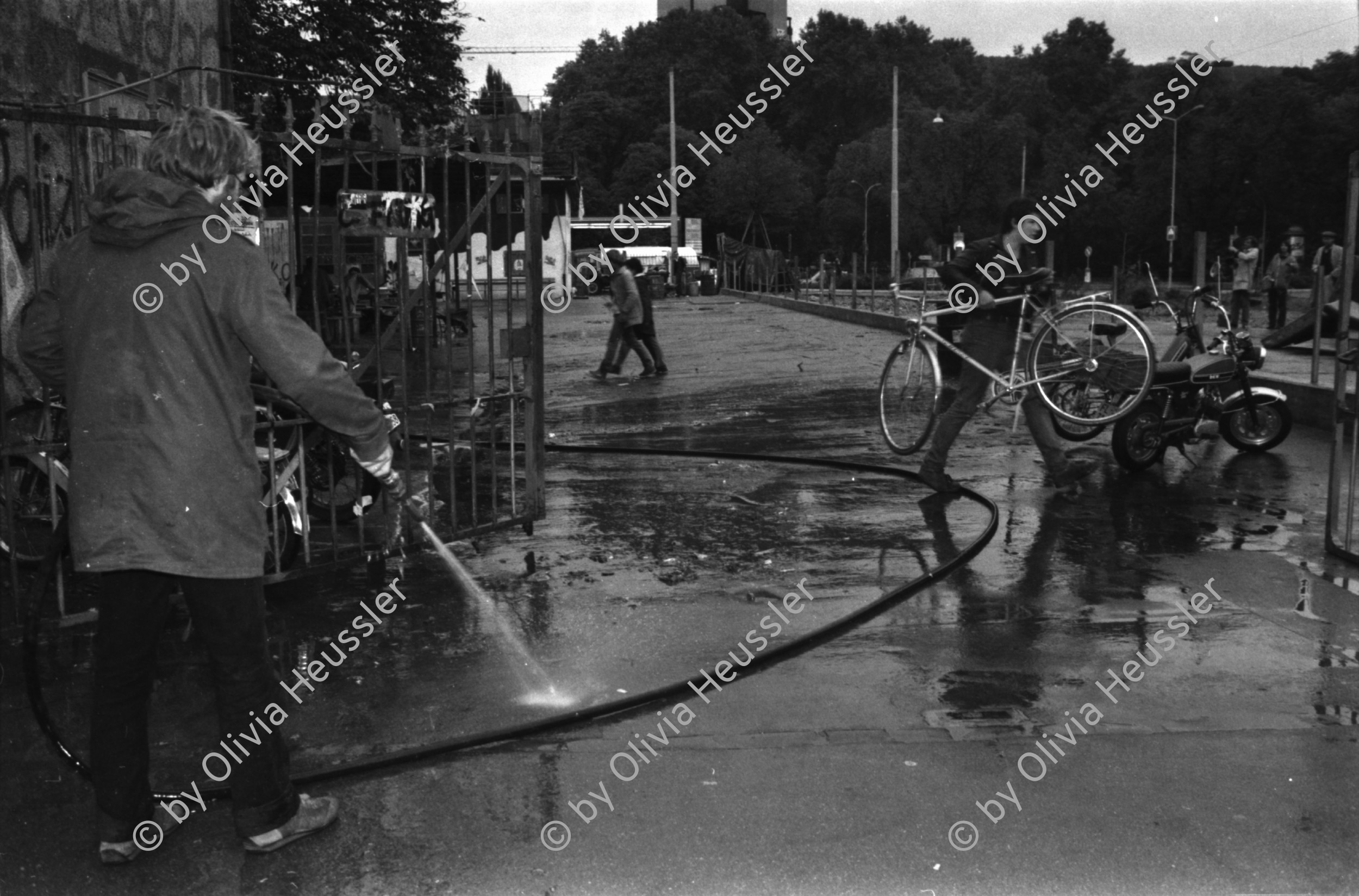 Image of sheet 19810571 photo 25: Aufräumungsarbeiten im AJZ Autonomen Jugendzentrum. Jugendbwegung Youth movement Zürich 1981 √