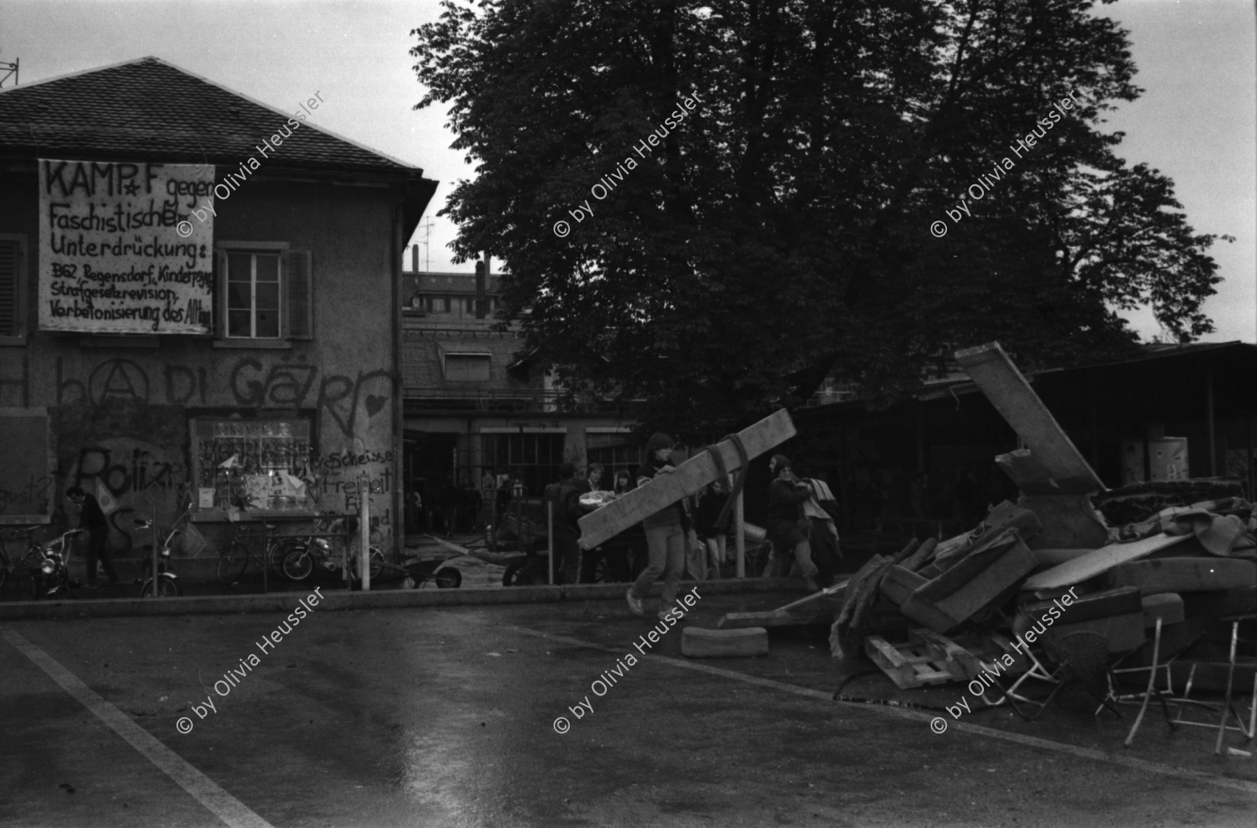 Image of sheet 19810571 photo 26: AJZ wird ausgemistet. Carparkplatz Zürich Jugendbewegung youth movement Kreis 5 Jugendhaus