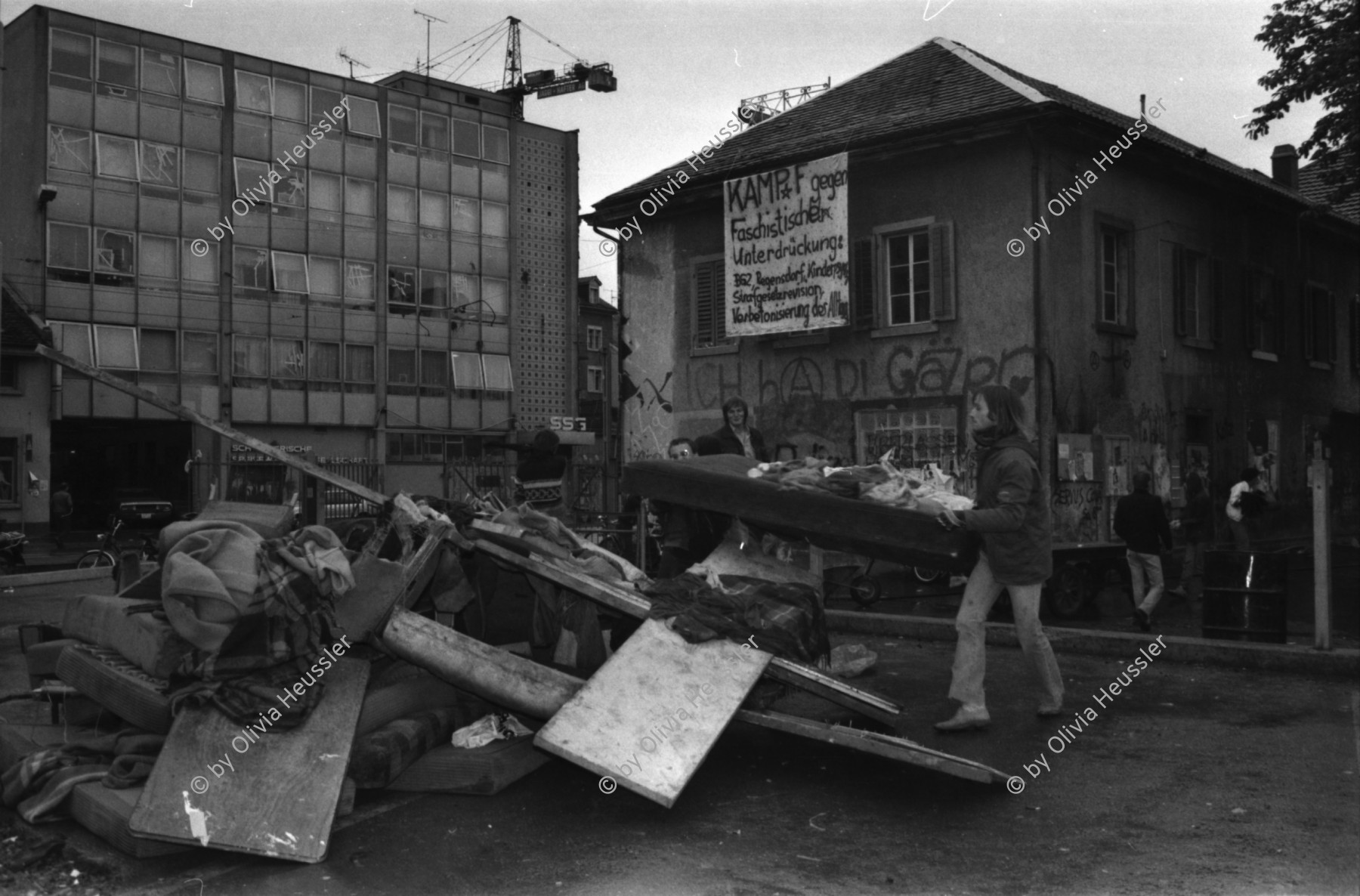 Image of sheet 19810571 photo 27: Aufräumungsarbeiten im AJZ Autonomen Jugendzentrum. Jugendbwegung Youth movement Zürich 1981 √