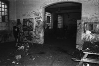Image of sheet 19810571 photo 31: Aufräumungsarbeiten im AJZ Autonomen Jugendzentrum. Jugendbwegung Youth movement Zürich 1981 √