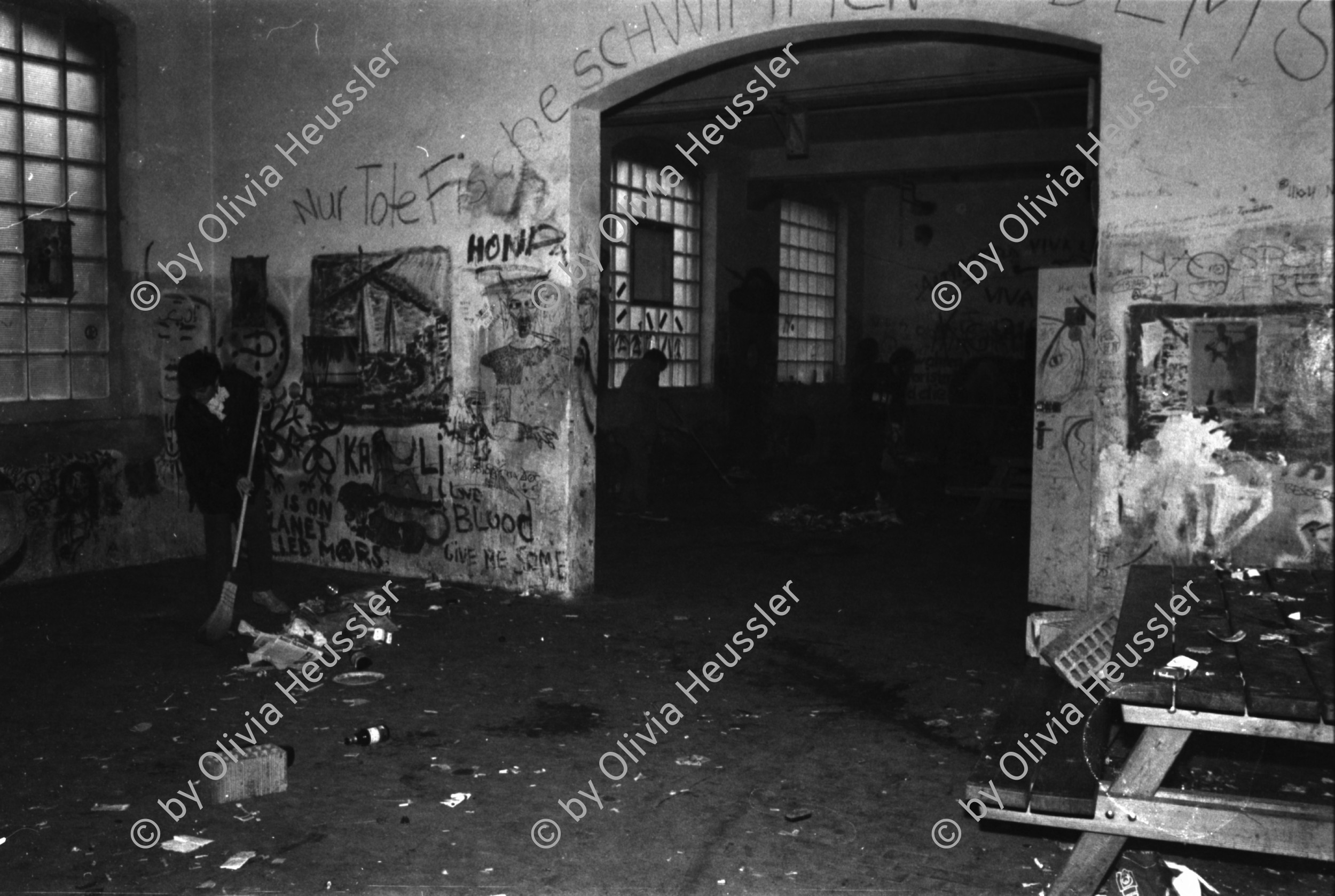 Image of sheet 19810571 photo 31: Aufräumungsarbeiten im AJZ Autonomen Jugendzentrum. Jugendbwegung Youth movement Zürich 1981 √