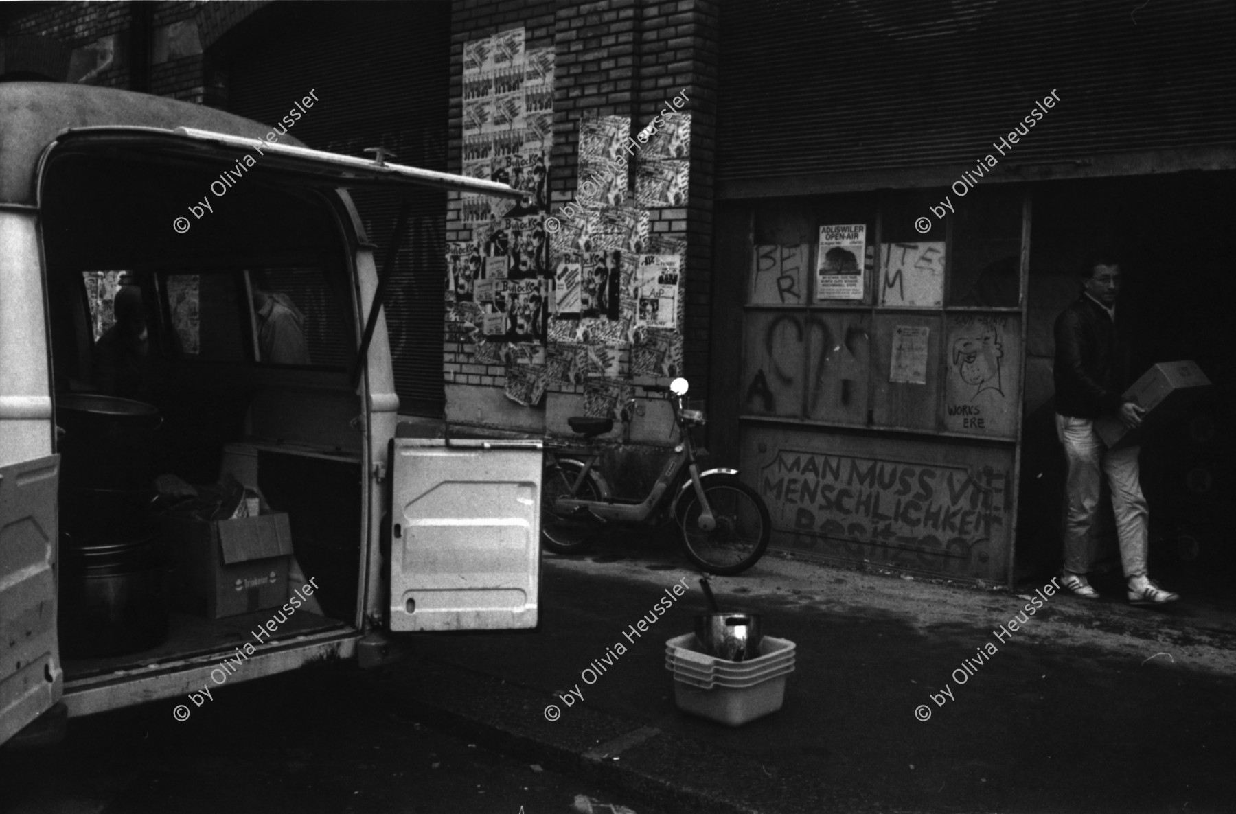 Image of sheet 19810571 photo 34: Aufräumungsarbeiten im AJZ Autonomen Jugendzentrum. Jugendbwegung Youth movement Zürich 1981 √