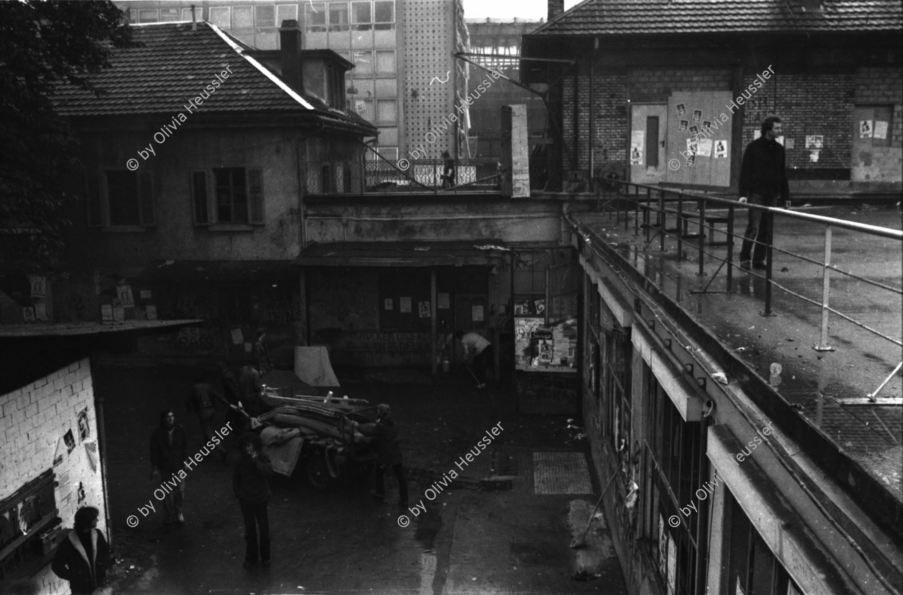 Image of sheet 19810571 photo 36: Aufräumungsarbeiten im AJZ Autonomen Jugendzentrum. Jugendbwegung Youth movement Zürich 1981 √