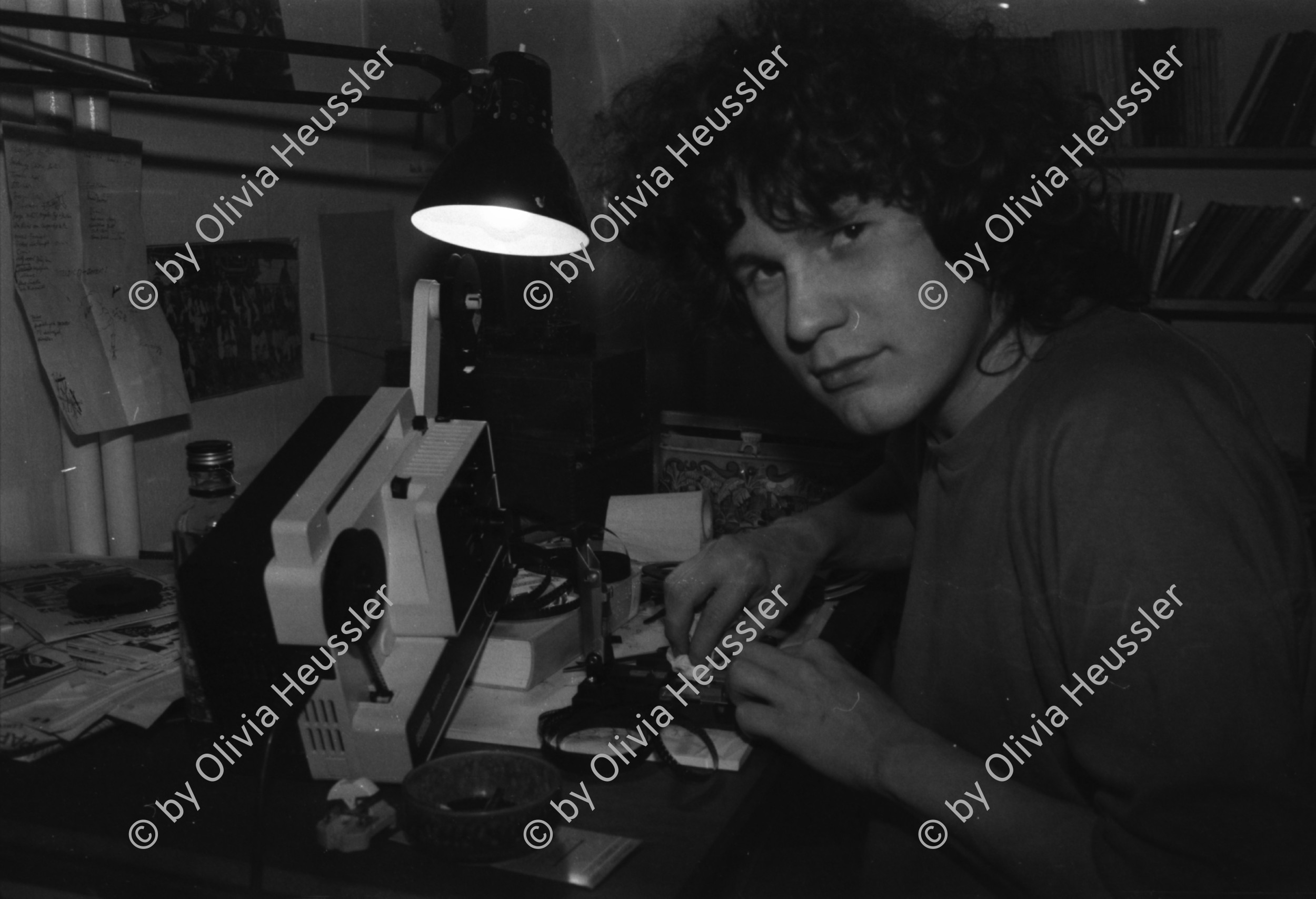 Image of sheet 19810571 photo 5: Christoph Schuler während Film Produktion Super 8 Hamburger Film. Weinbergstrasse 84 Flasche. Filmspuhlen liegen überall umher Zürich 1981