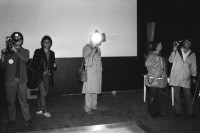 Image of sheet 19810572 photo 5: Eine Gruppe junger Menschen der Gruppe Videoladen beim filmen mit Licht und Kamera im Kinosaal vom Xenix im AJZ. 1981 Zürich
2.v.l. Christoph Schaub