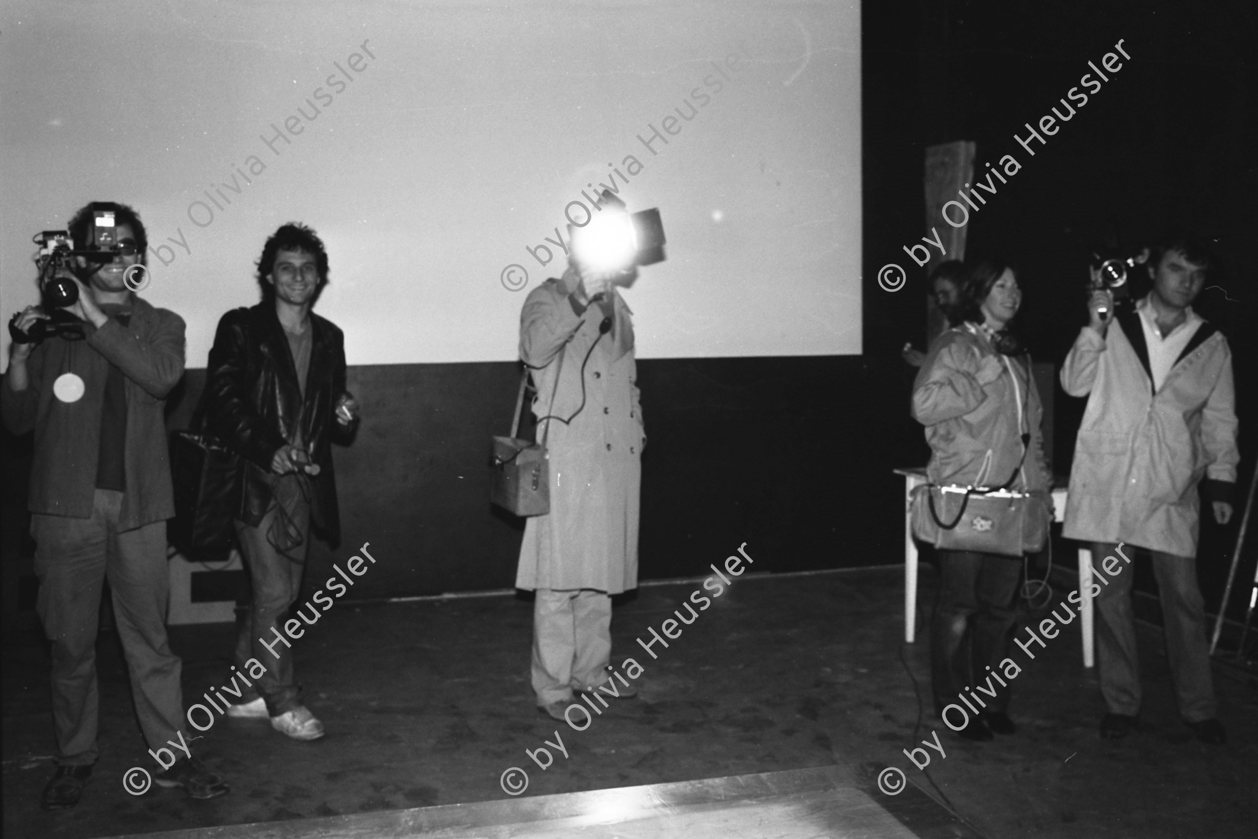 Image of sheet 19810572 photo 5: Eine Gruppe junger Menschen der Gruppe Videoladen beim filmen mit Licht und Kamera im Kinosaal vom Xenix im AJZ. 1981 Zürich
2.v.l. Christoph Schaub