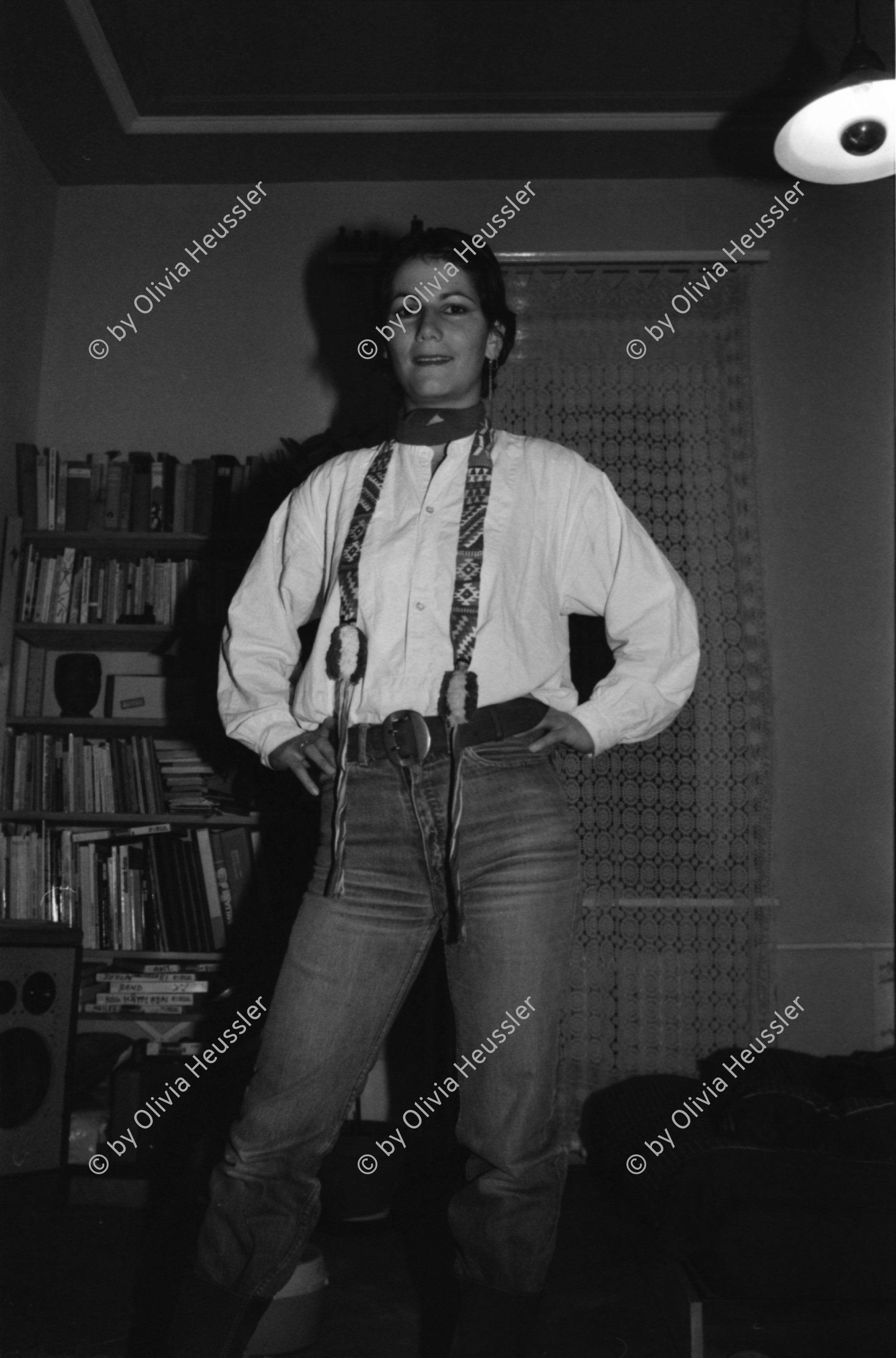 Image of sheet 19810580 photo 17: Die Fotografin Olivia Heussler von Delia Heussler geschminkt und fotografiert. Wohngemeinschaft WG Wohnen Zürich 1981