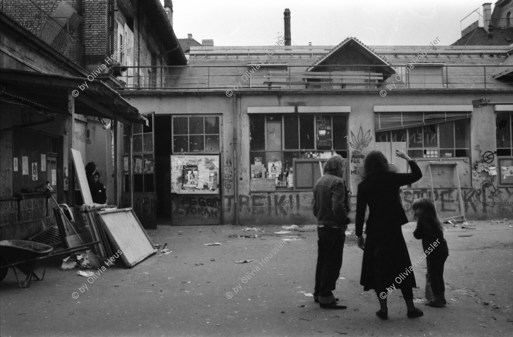 Image of sheet 19810580 photo 5: Eine Familie besucht das Autonome Jugendzentrum. 
AJZ. Zürich 1981 youth movement Jugendbewegung