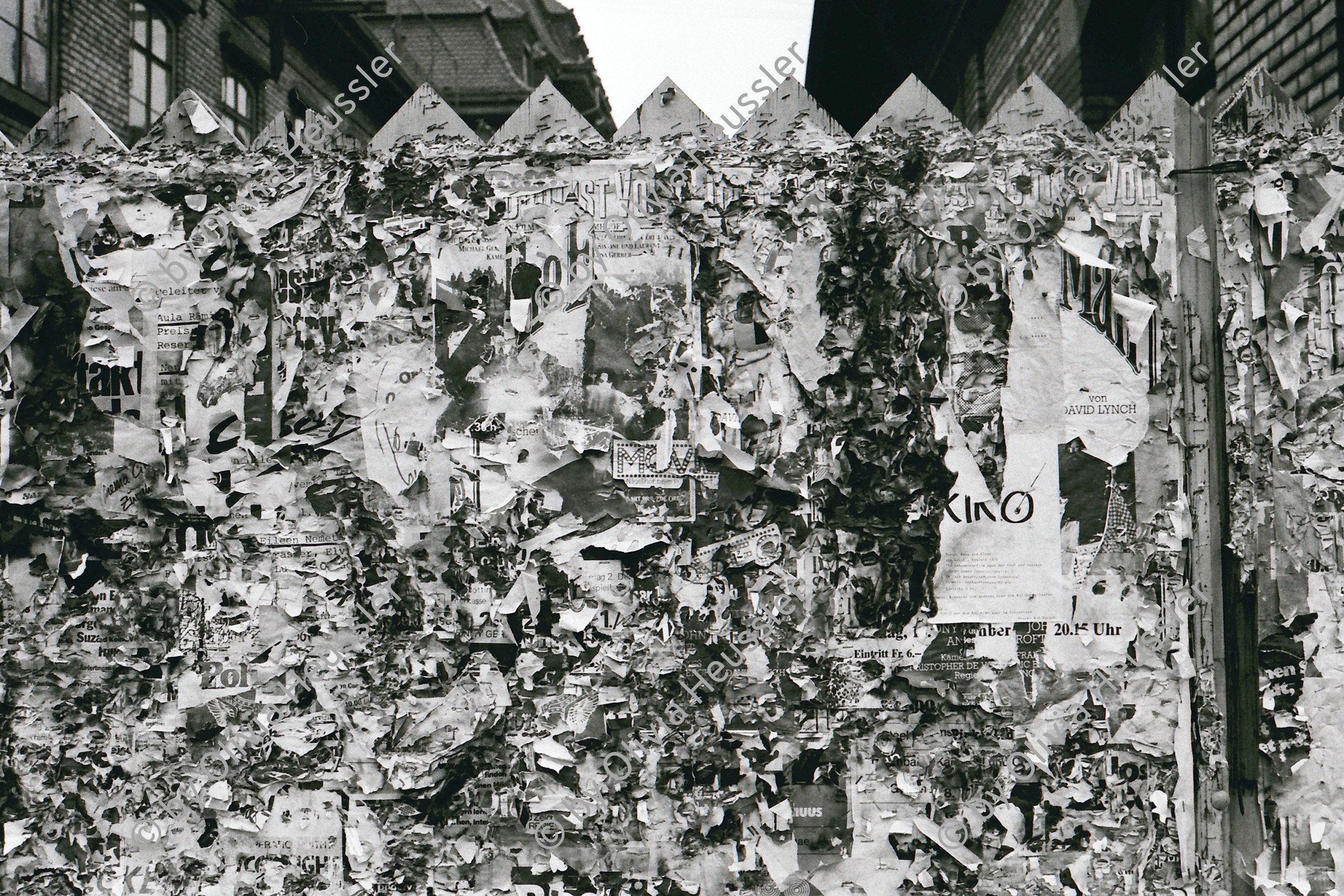 Image of sheet 19810580 photo 8: Plakatwand mit Fetzen von Postern beim AJZ. Autonomes Jugendzentrum an der Limmatstrasse Kreis 5 Zürich 1981 √ Zürcher Jugendbewegung