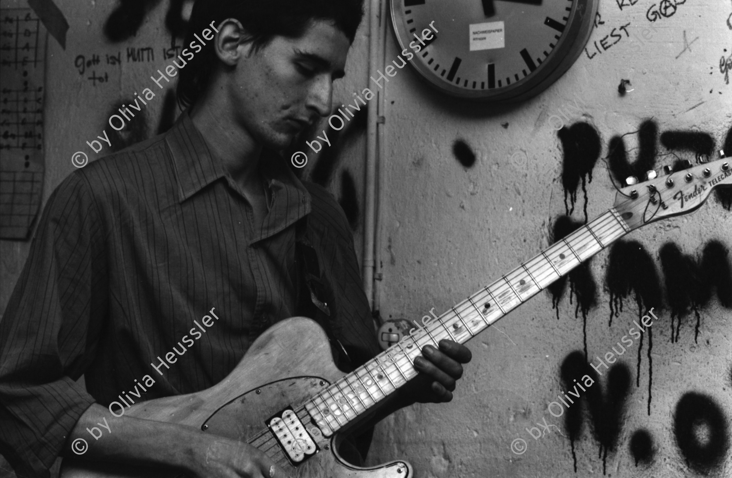 Image of sheet 19810590 photo 19: Jörg Walker Gitarrist Music Concert Konzert Band Culture Wibi Weinbergstrasse Zürich Schweiz 1981
Contre Culture Counter Punk Komune