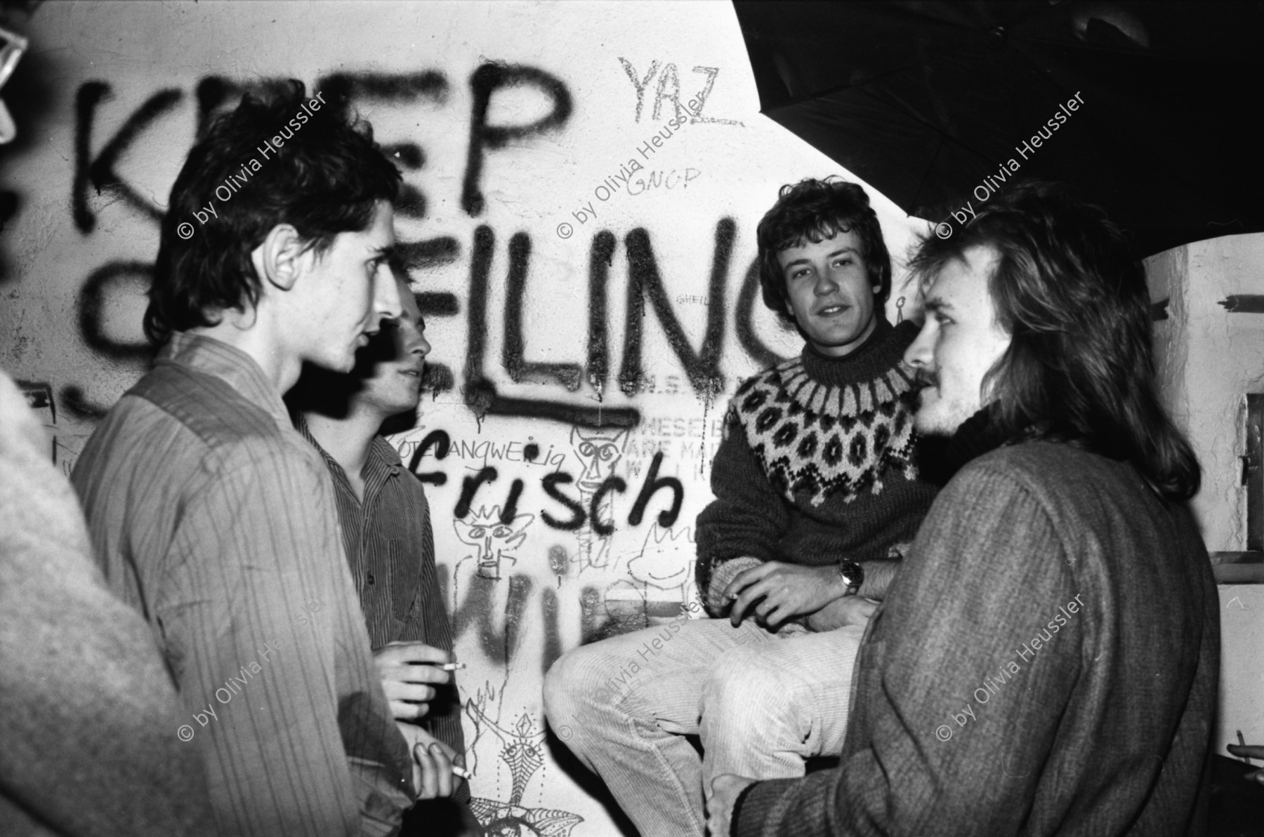 Image of sheet 19810590 photo 25: Jörg Walker (li) Dani Hitzig (2 v.r.) Im Übungsraum der Wohngemeinschaft Wibi an der Weinbergstrasse 84 Zürich Kultur Subkultur Musik Rock Konzerte Personen Wohnen