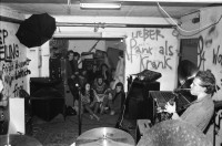 Image of sheet 19810590 photo 3: Christoph Herzog beim Saxophon spielen Im Übungsraum der Wohngemeinschaft Wibi an der Weinbergstrasse 84 Zürich Musik Kunst Wohngemeinschaft