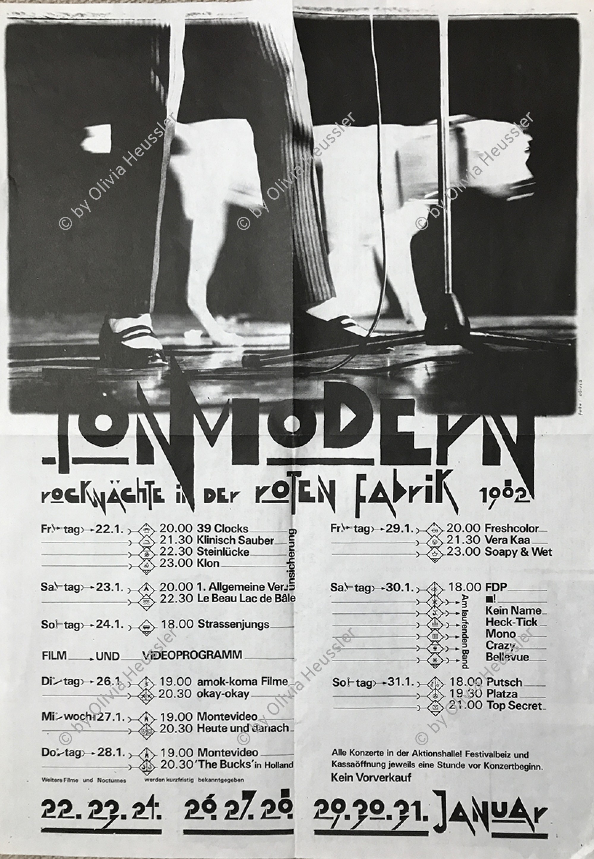 Image of sheet 19810600 photo 29: Ein Hund überquert die Bühne waehrend einem Konzert mit John Cooper Clarke, Wolfenschiessen 1981.
Plakatvorlage für Peter Bäders Plakat zu Tonmodern Festival in der Roten Fabrik
Punkrock music concert festival dog musician rock stage microfon shoes feet