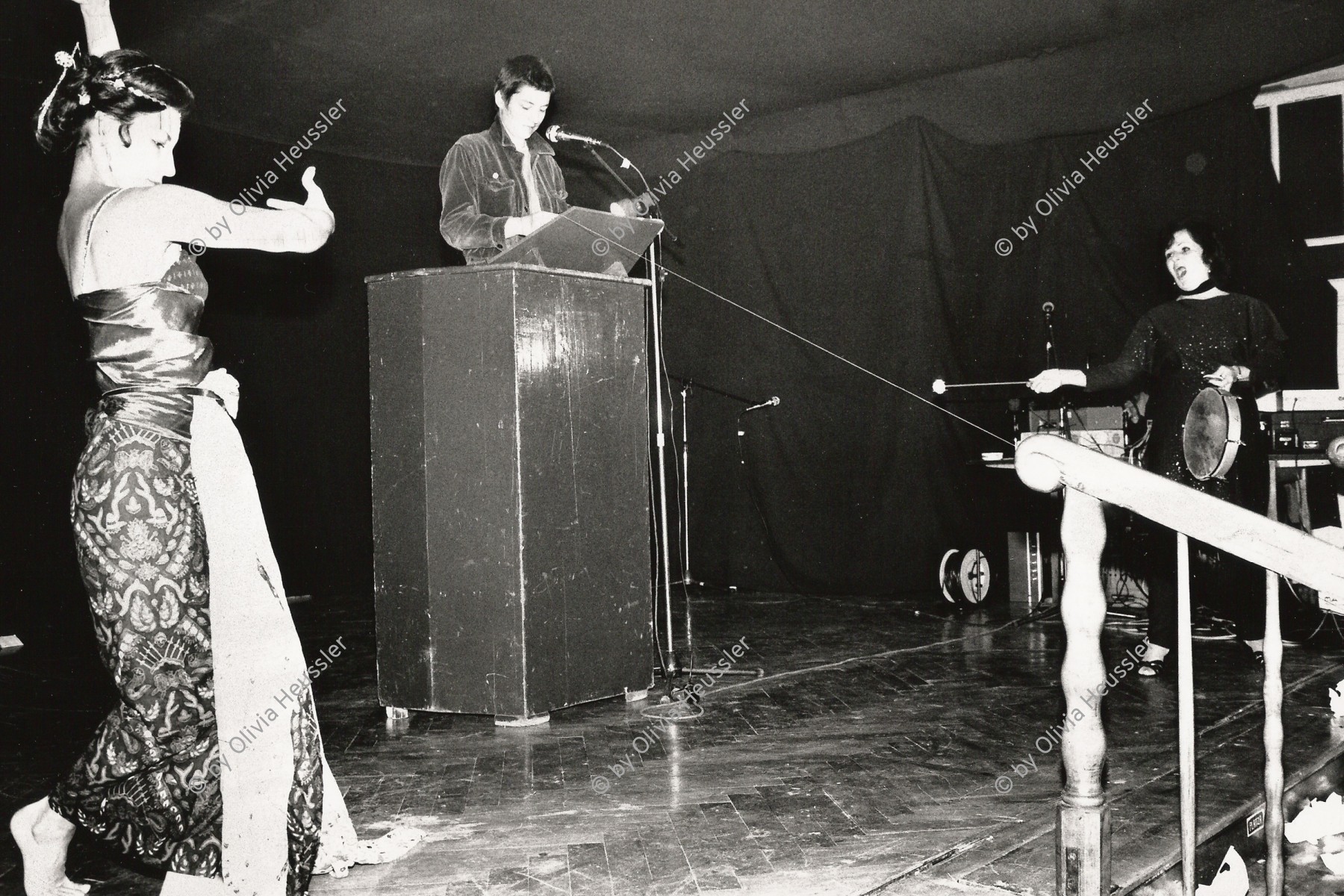 Image of sheet 19810600 photo 35: Konzert in Wolfenschiessen 1981
Marlene Marder liest und Frau tanzt.
Hundeschwindel von Moskau Punk Punkrock 
© 1981, by OLIVIA HEUSSLER