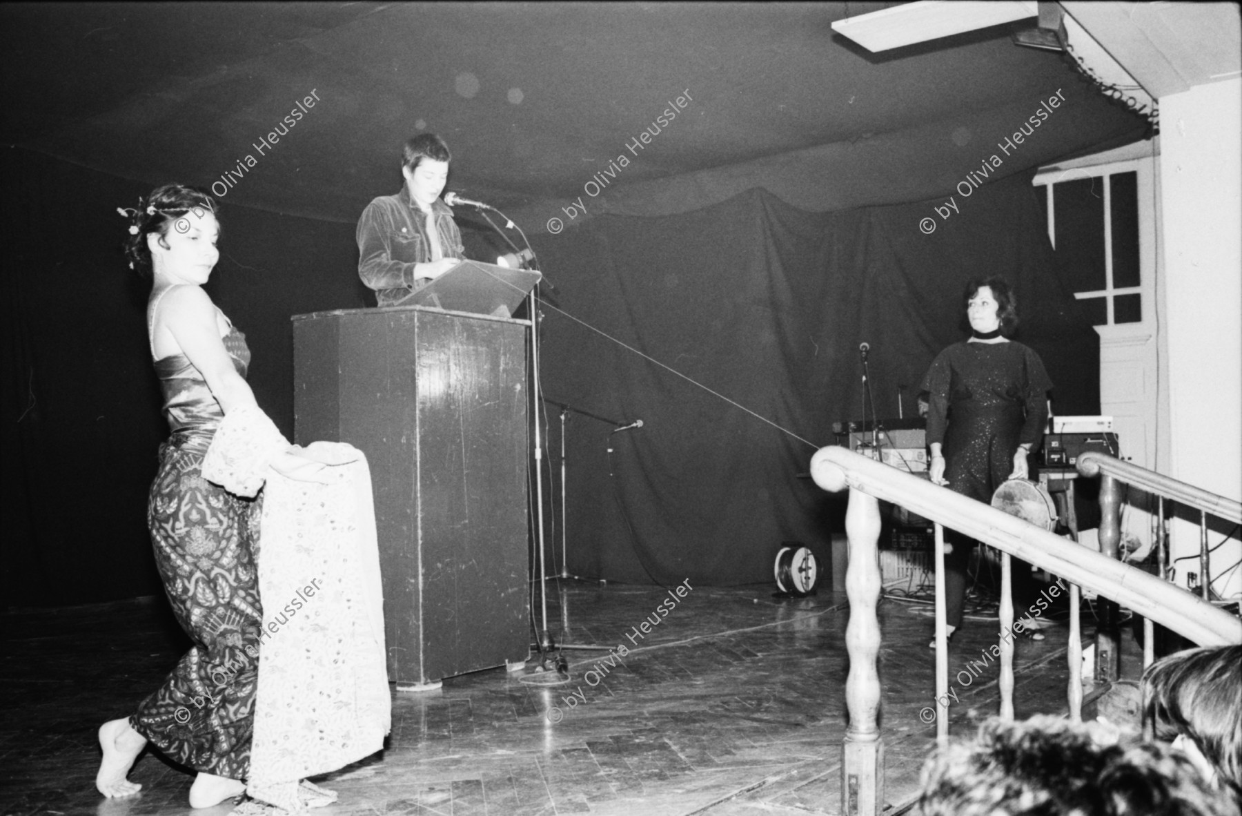 Image of sheet 19810600 photo 36: Marlene Marder liest und Frau tanzt, Wolfenschiessen 1981.
Hundeschwindel von Moskau Punk Punkrock 
© 1981, by OLIVIA HEUSSLER