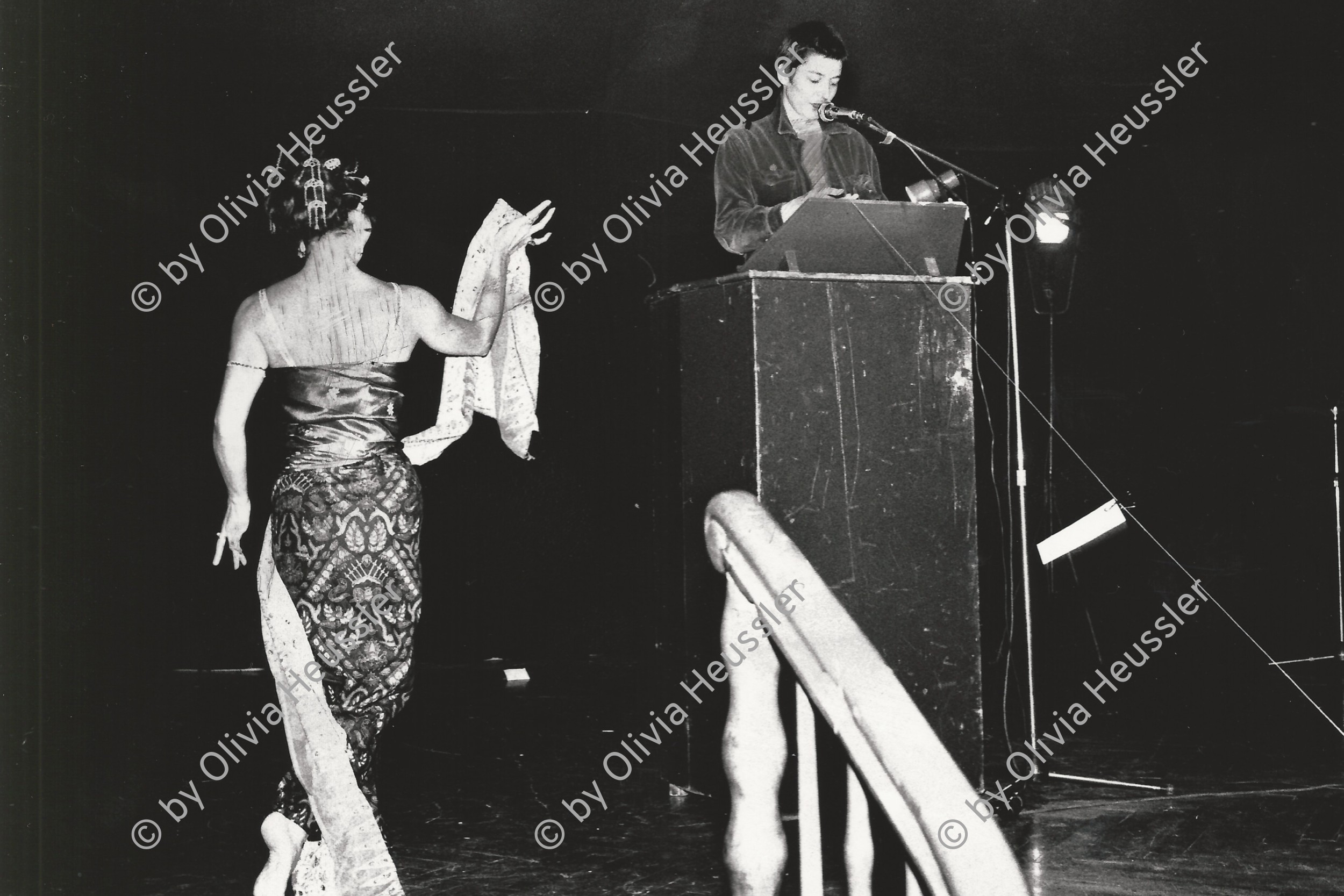Image of sheet 19810600 photo 37: Konzert in Wolfenschiessen 1981
Marlene Marder liest und Frau tanzt.
Hundeschwindel von Moskau Punk Punkrock √
© 1981, by OLIVIA HEUSSLER / www.clic.li