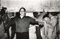 Image of sheet 19810610 photo 2: Die Künstlerin Olivia Etter während der Kasperlitheater Aufführung «falsche Freunde» mit David Weiss (re.) in Wolfenschiessen. Innerschweiz. 10.81 √ culture concert art artist swiss 1981