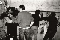 Image of sheet 19810610 photo 5: Während einer Kasperli-Theater Aufführung «falsche Freunde» mit Peter Fischli / David Weiss, Olivia Etter und Patrick Frey in Wolfenschiessen, Innerschweiz. 10.81  √ 
'Hundeschwindel von Moskau' culture concert art artist swiss Schweiz Switzerland Europe 1981