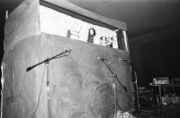 Image of sheet 19810610 photo 9: frtsg. 810600 Kulturspektakel in Wolfenschiessen.  Kasperli Theater 'Falsche Freunde' spielend. 
1981 Hundeschwindel Moskau artist art Fischli & Weiss