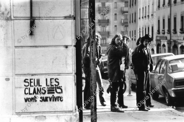 Image of sheet 19810620 photo 18: 'Seul les Clans vont survivre' Nur Cläne werden überleben. Steht an einer Genfer Hauswand. Genf Schweiz 11.81 
House of European History, Brussels 2019