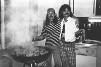 Image of sheet 19810630 photo 2: Fest an der Feldstrasse Schmiede. mit Pavel (Pavle) re. und Christian Egger (ehem. Cafe Boy, Tessinerkeller Heute Schiwago) li. beim Paella kochen Levante. Zürich 1981
