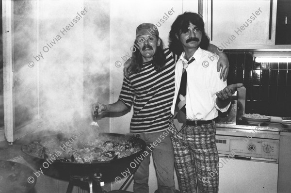 Image of sheet 19810630 photo 2: Fest an der Feldstrasse Schmiede. mit Pavel (Pavle) re. und Christian Egger (ehem. Cafe Boy, Tessinerkeller Heute Schiwago) li. beim Paella kochen Levante. Zürich 1981