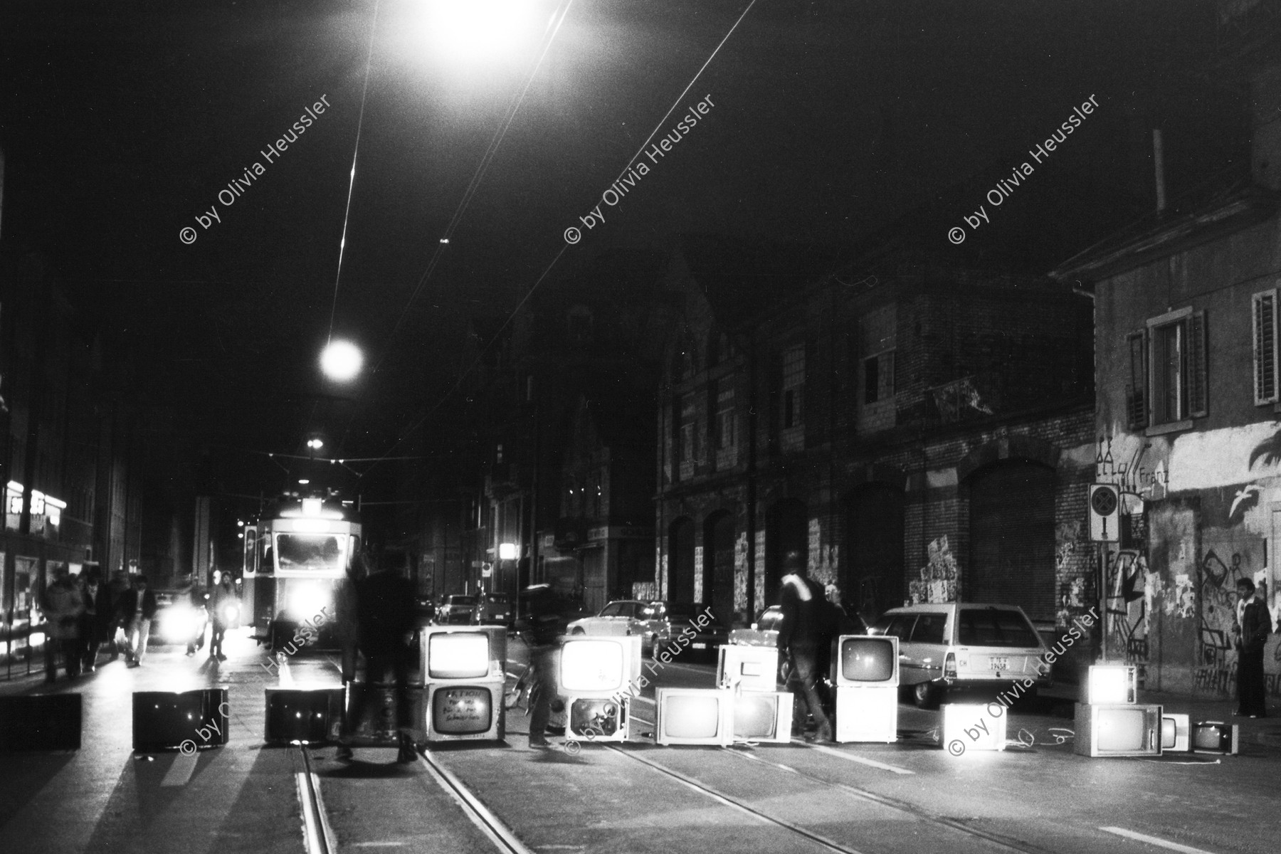 Image of sheet 19810650 photo 16: Vor dem Autonomen Zürcher Jugendhaus (AJZ) steht eine Barrikade aus in Betrieb stehenden Fernsehgeräten. Zürich, Schweiz 11.81 √