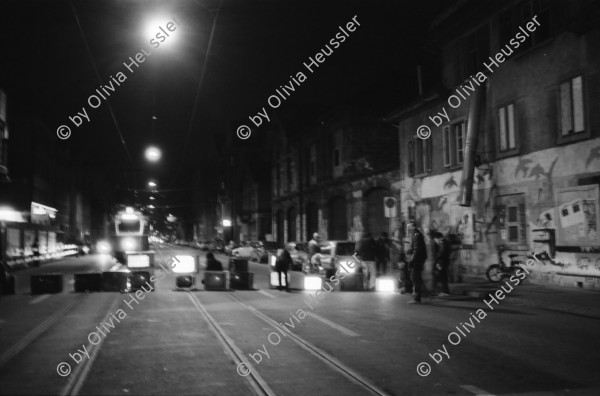 Image of sheet 19810650 photo 22: TV- Barrikade (in Funktion) vor dem Zürcher Autonomen Jugendzentrum AJZ an der Limmatstrasse 18-20 . Inspiration des Filmemachers Samir Aldin.
Mirage Tram 13 er
Jugendbewegung  Zürcher Jugendunruhen
Zürich 1981 performance youth culture baricade