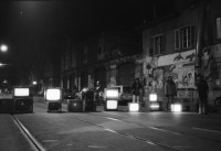 Image of sheet 19810650 photo 24: TV- Barrikade (in Funktion) vor dem Zürcher Autonomen Jugendzentrum AJZ an der Limmatstrasse 18-20 . Inspiration des Filmemachers Samir Aldin.

Jugendbewegung  Zürcher Jugendunruhen
Zürich 1981 performance youth culture baricade