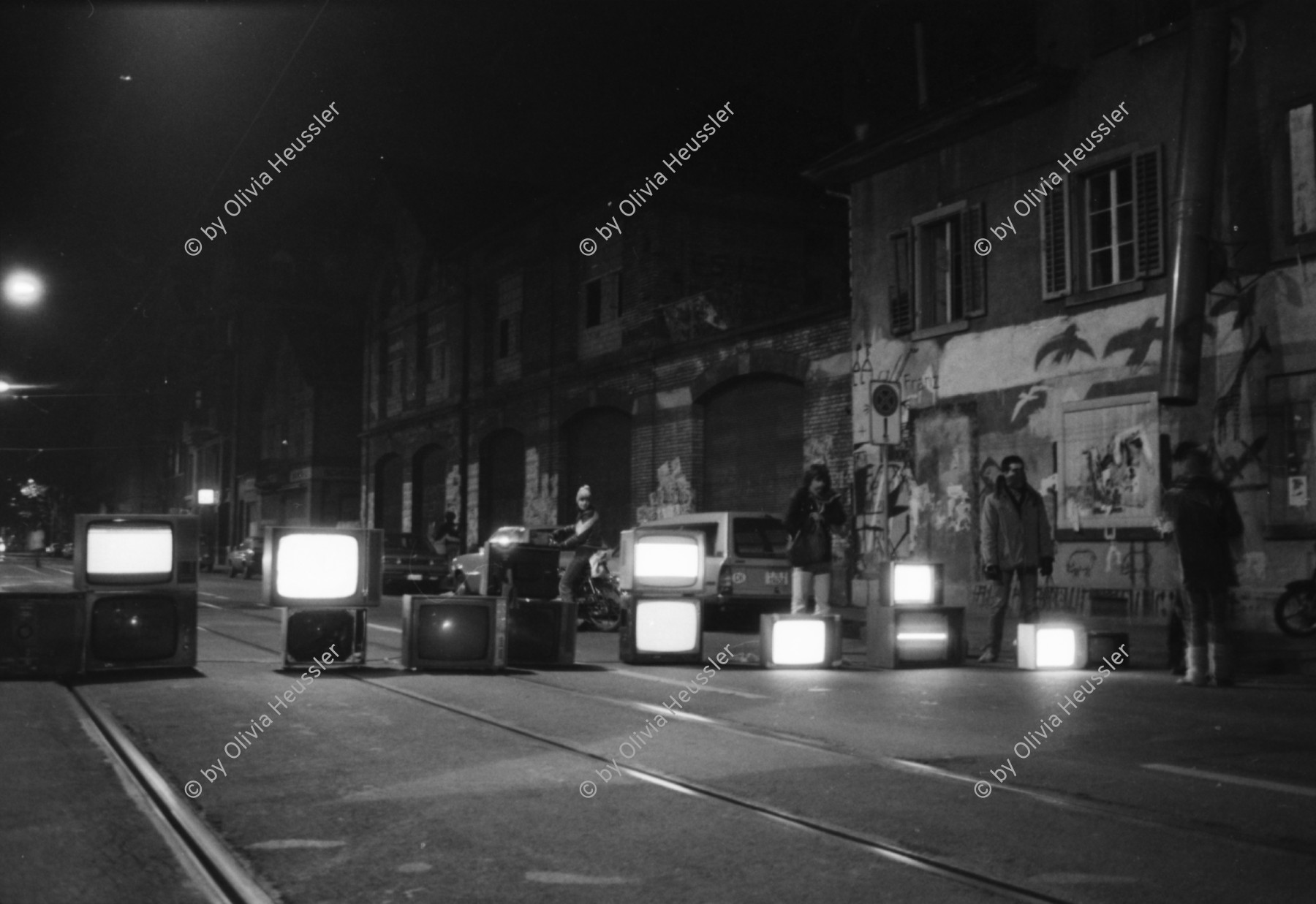 Image of sheet 19810650 photo 24: TV- Barrikade (in Funktion) vor dem Zürcher Autonomen Jugendzentrum AJZ an der Limmatstrasse 18-20 . Inspiration des Filmemachers Samir Aldin.

Jugendbewegung  Zürcher Jugendunruhen
Zürich 1981 performance youth culture baricade