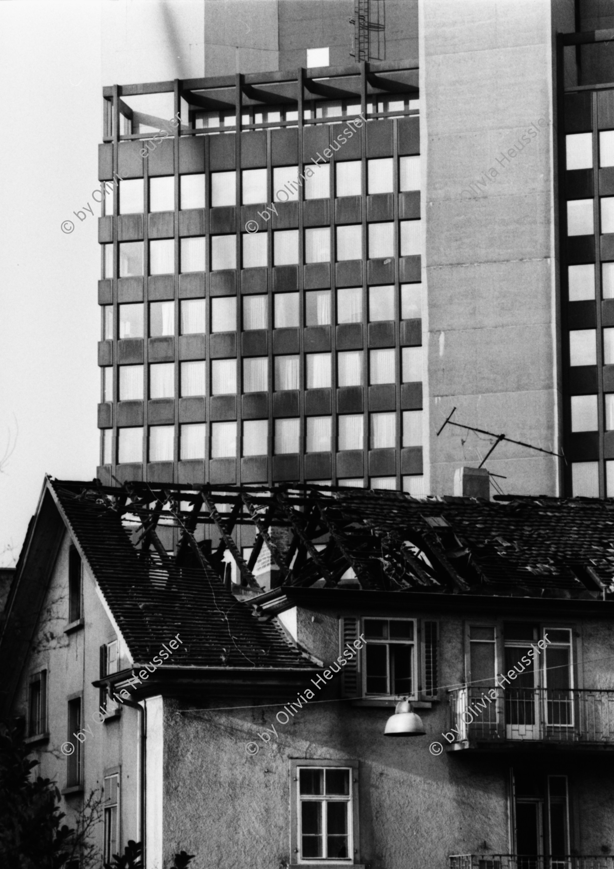 Image of sheet 19810660 photo 3: Gebäude brannte und dann Abbruch! Satmpfenbachstrasse, Zürich 1981 Schweiz Wohnungsnot; Haus; Wohnung; Leben; Brand; √
Dachstock;