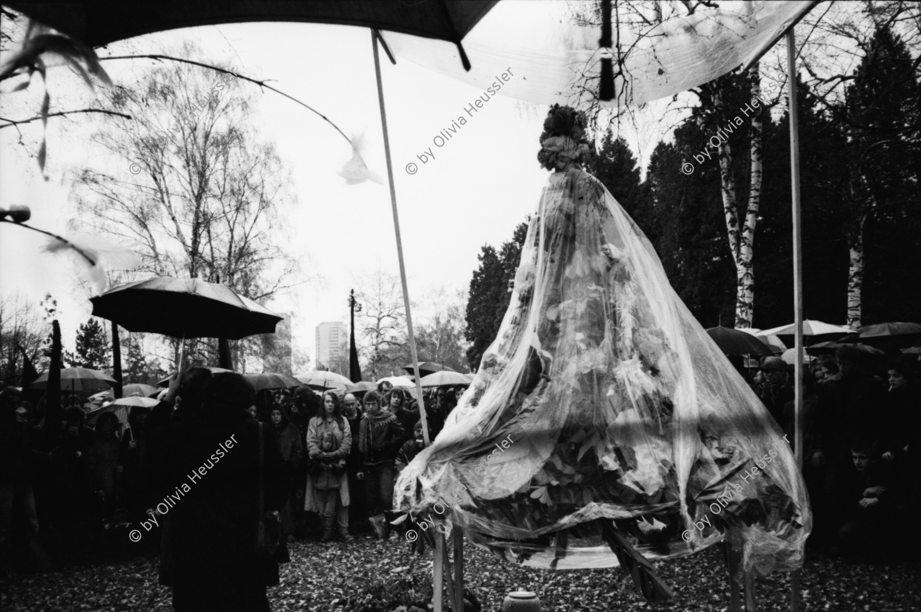 Image of sheet 19810670 photo 10: Trauerkundgebung zum Tod von Gabriella Eberle. (gest. 17.11.81) Stauffacherstrasse Engelstr. Luft und Lärm. Grab Friedhof Zürich 1981