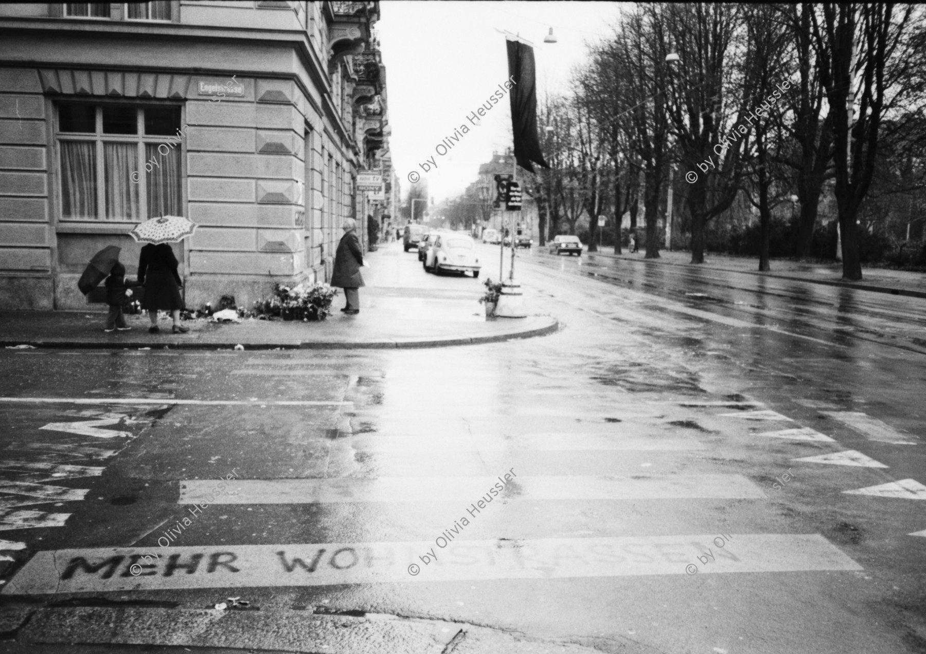 Image of sheet 19810670 photo 12: Trauerkundgebung zum Tod von Gabriella Eberle (gest. 17.11.81)  an der Stauffacherstrasse Ecke Engelstrasse, Zürich 1981.