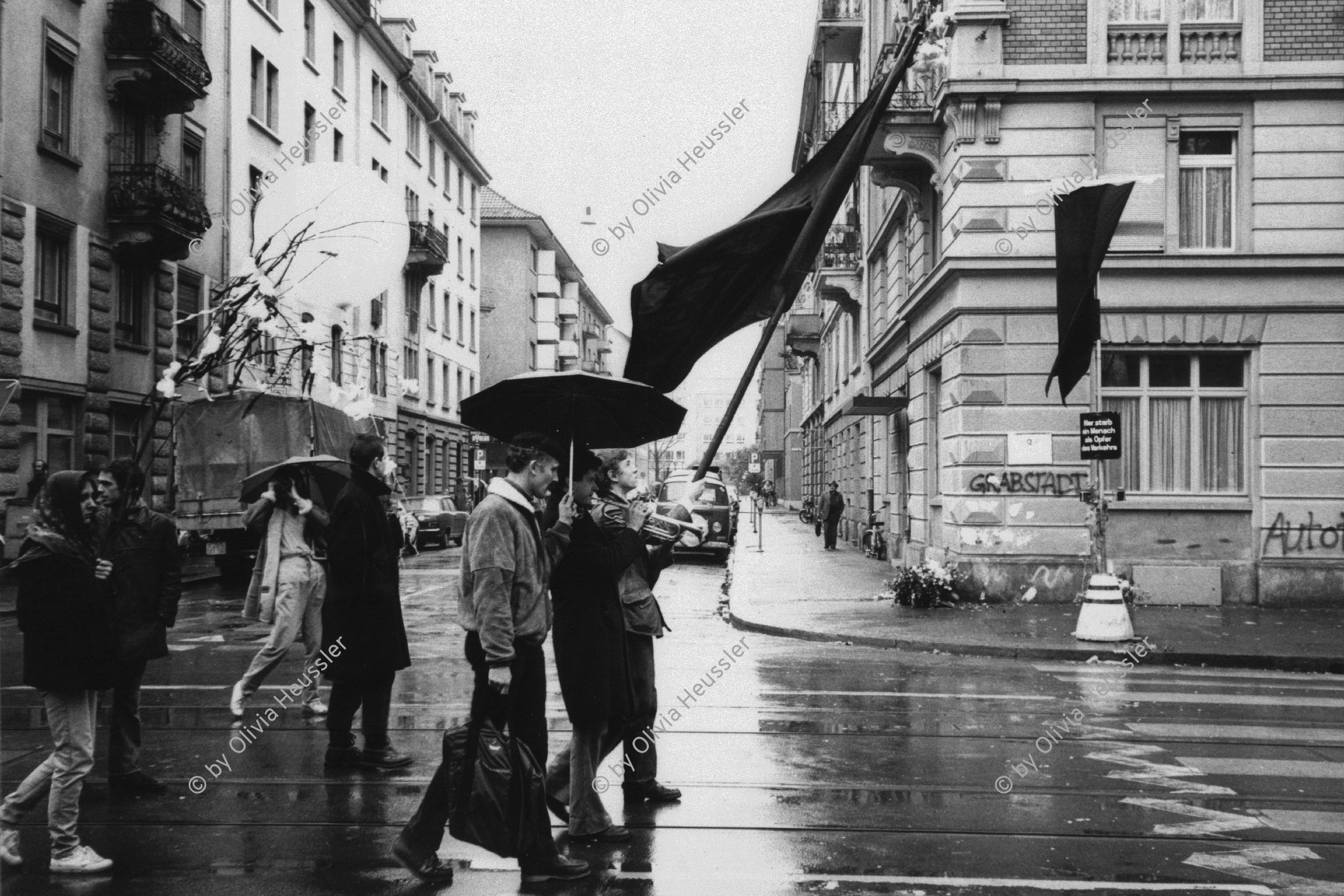 Image of sheet 19810670 photo 4: Trauerkundgebung zum Tod von Gabriella Eberle (gest. 17.11.81)  an der Stauffacherstrasse Ecke Engelstrasse, Zürich 1981.