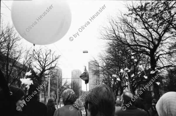 Image of sheet 19810670 photo 7: Trauerkundgebung zum Tod von Gabriella Eberle. (gest. 17.11.81) Stauffacherstrasse Engelstr. Luft und Lärm. Grab Friedhof Zürich 1981