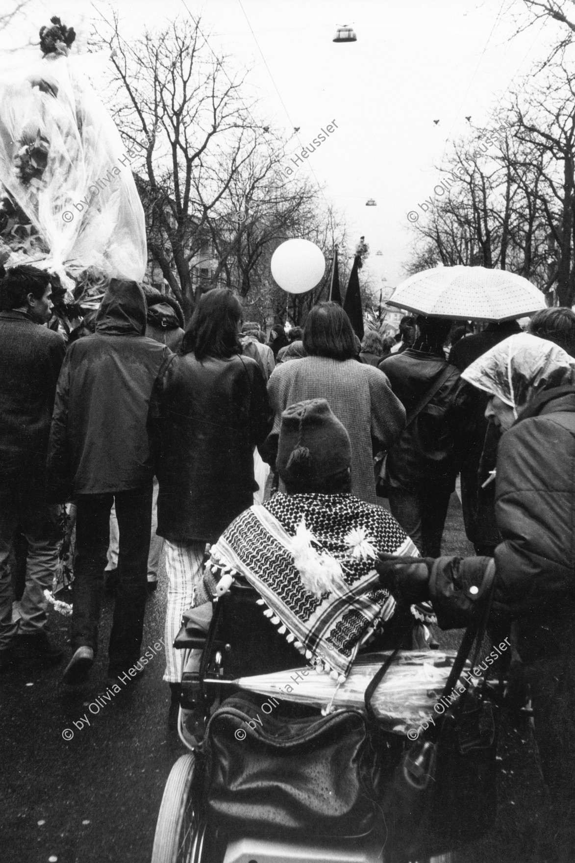 Image of sheet 19810670 photo 8: Trauerkundgebung zum Tod von Gabriella Eberle (gest. 17.11.81)  an der Stauffacherstrasse Ecke Engelstrasse, Zürich 1981.