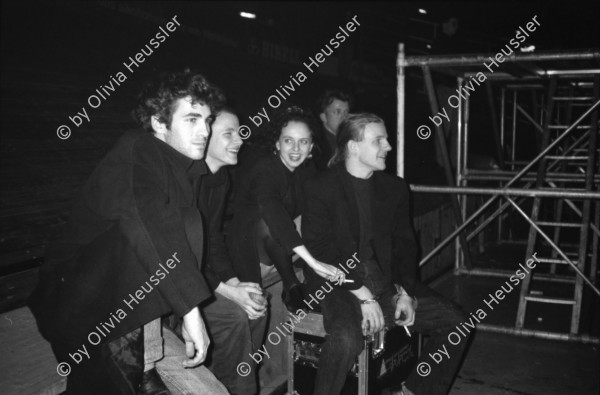 Image of sheet 19810683 photo 19: Besucher Innen am Konzert von The Bucks im Hallenstadion, Zürich 1981.