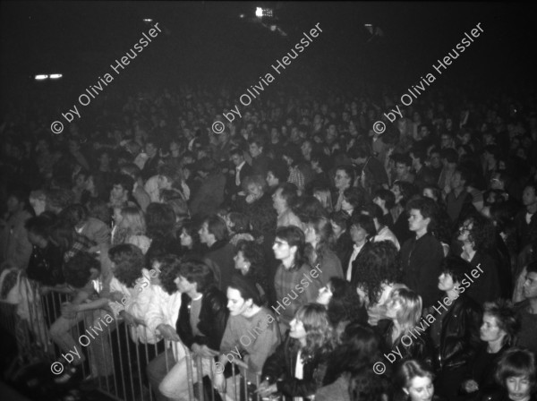 Image of sheet 19810683 photo 2: Besucher Innen am Konzert von The Bucks im Hallenstadion, Zürich 1981.