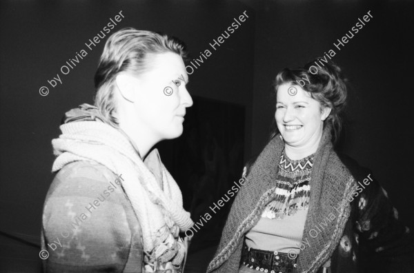 Image of sheet 19810690 photo 17: Austellungs Eröffnung mit 'La Lupa' rechts und Rosina Kuhn links. Künstlerinnen Sängerin Gesang Kunst Art women Zürich 1981