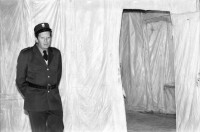 Image of sheet 19810690 photo 21: Schweizerisches Rotes Kreuz Schindlergut Abfallverbrennungsanlage Josefstrasse Rauchendes Kamin. Austellungs Eröffnung mit 'La Lupa' und Rosina Kuhn. Betty Weber und alter Journalist? Securitas im Museum für Gestaltung. Jonny Melville im Houdini Kino Walche.